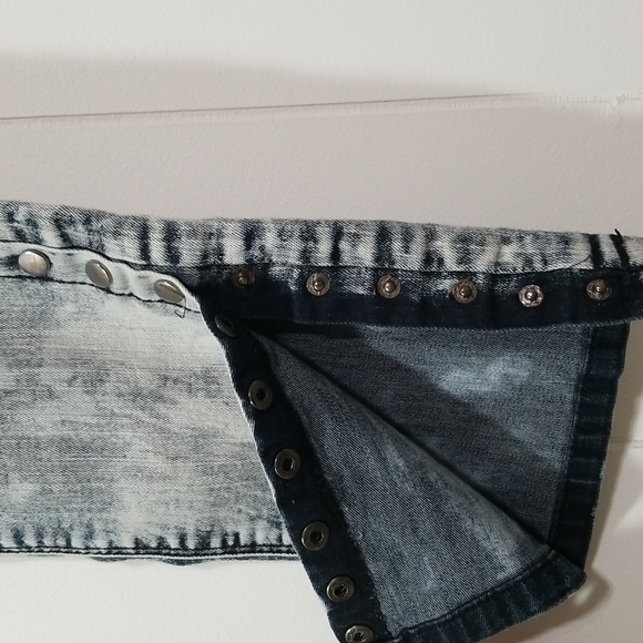 Grey Acidwashed Skinny Jeans w. Button Bottoms - Picture 8 of 8